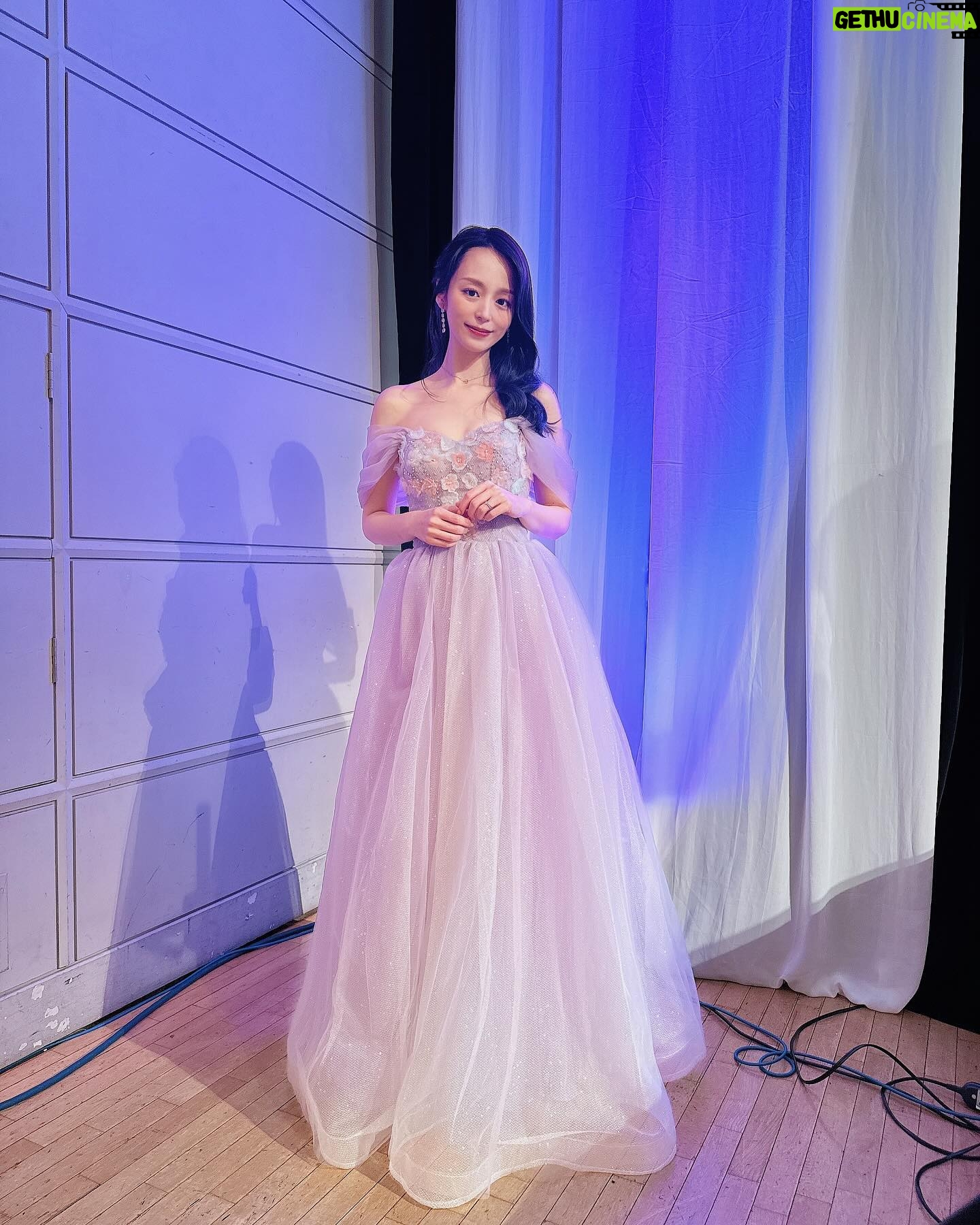 Aya Hirano - 5.4K Likes - 《ディズニー・オン・アイス Find Your GIFT》
イサベラと氷上をイメージしたドレスはこんな感じでした🌸❄️✨
くすみ系パープルが、ライトが当たるとこんなにキラキラに🌸✨✨✨
dress : @pachelbel_dress
earrings・necklace : @grossejapan
#パッヘルベルドレス
#grossejapan
#disneyonice #ディズニーオンアイス
#ミラベルと魔法だらけの家 #encanto
#イサベラ #Isabela
#ayahirano #平野綾