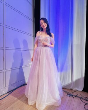Aya Hirano Instagram - 《ディズニー・オン・アイス Find Your GIFT》
⁡
⁡
イサベラと氷上をイメージしたドレスはこんな感じでした🌸❄️✨
⁡
くすみ系パープルが、ライトが当たるとこんなにキラキラに🌸✨✨✨
⁡
⁡
dress : @pachelbel_dress
earrings・necklace : @grossejapan
#パッヘルベルドレス
#grossejapan
⁡
⁡
#disneyonice #ディズニーオンアイス
#ミラベルと魔法だらけの家 #encanto
#イサベラ #Isabela
#ayahirano #平野綾
