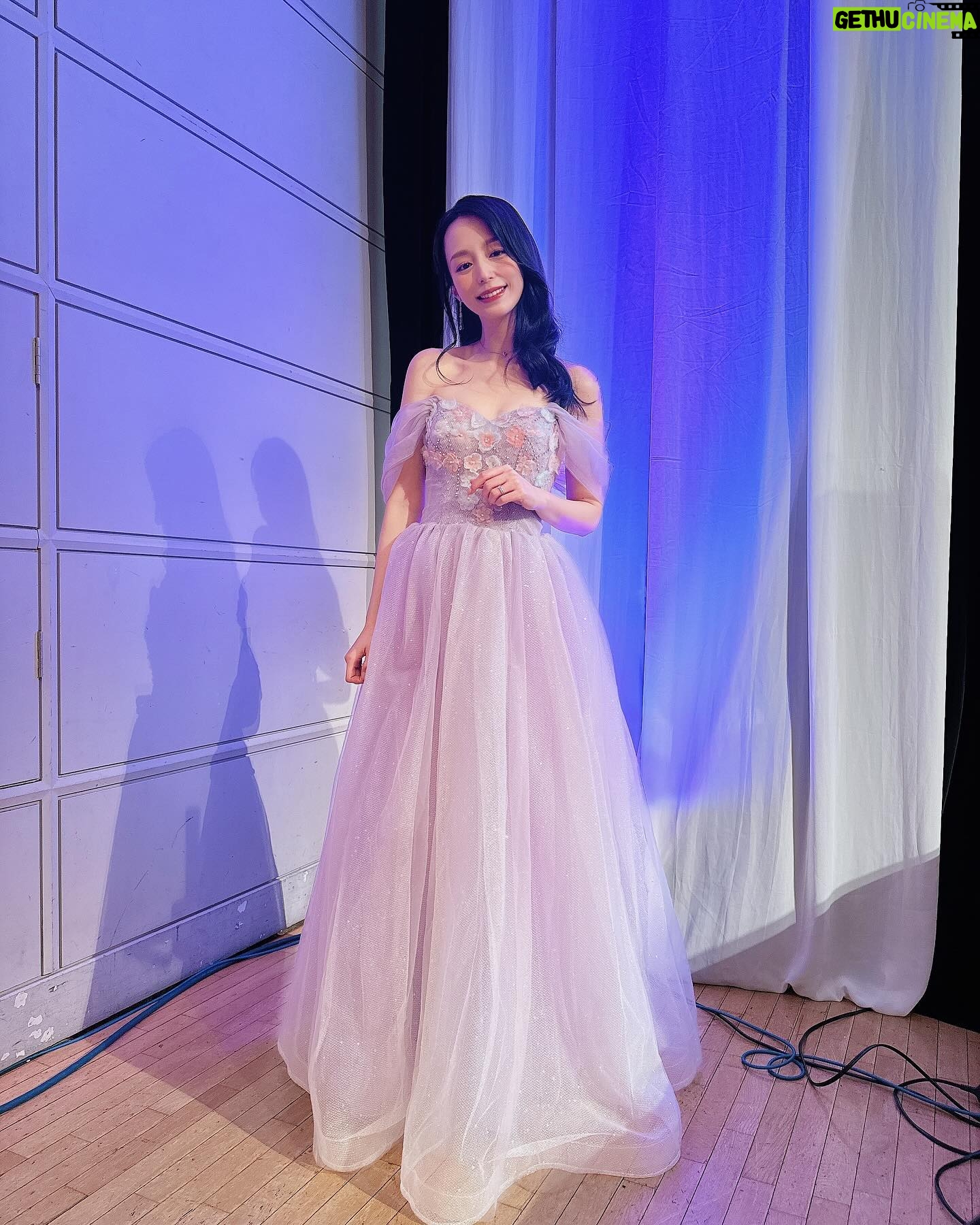 Aya Hirano - 5.4K Likes - 《ディズニー・オン・アイス Find Your GIFT》
イサベラと氷上をイメージしたドレスはこんな感じでした🌸❄️✨
くすみ系パープルが、ライトが当たるとこんなにキラキラに🌸✨✨✨
dress : @pachelbel_dress
earrings・necklace : @grossejapan
#パッヘルベルドレス
#grossejapan
#disneyonice #ディズニーオンアイス
#ミラベルと魔法だらけの家 #encanto
#イサベラ #Isabela
#ayahirano #平野綾