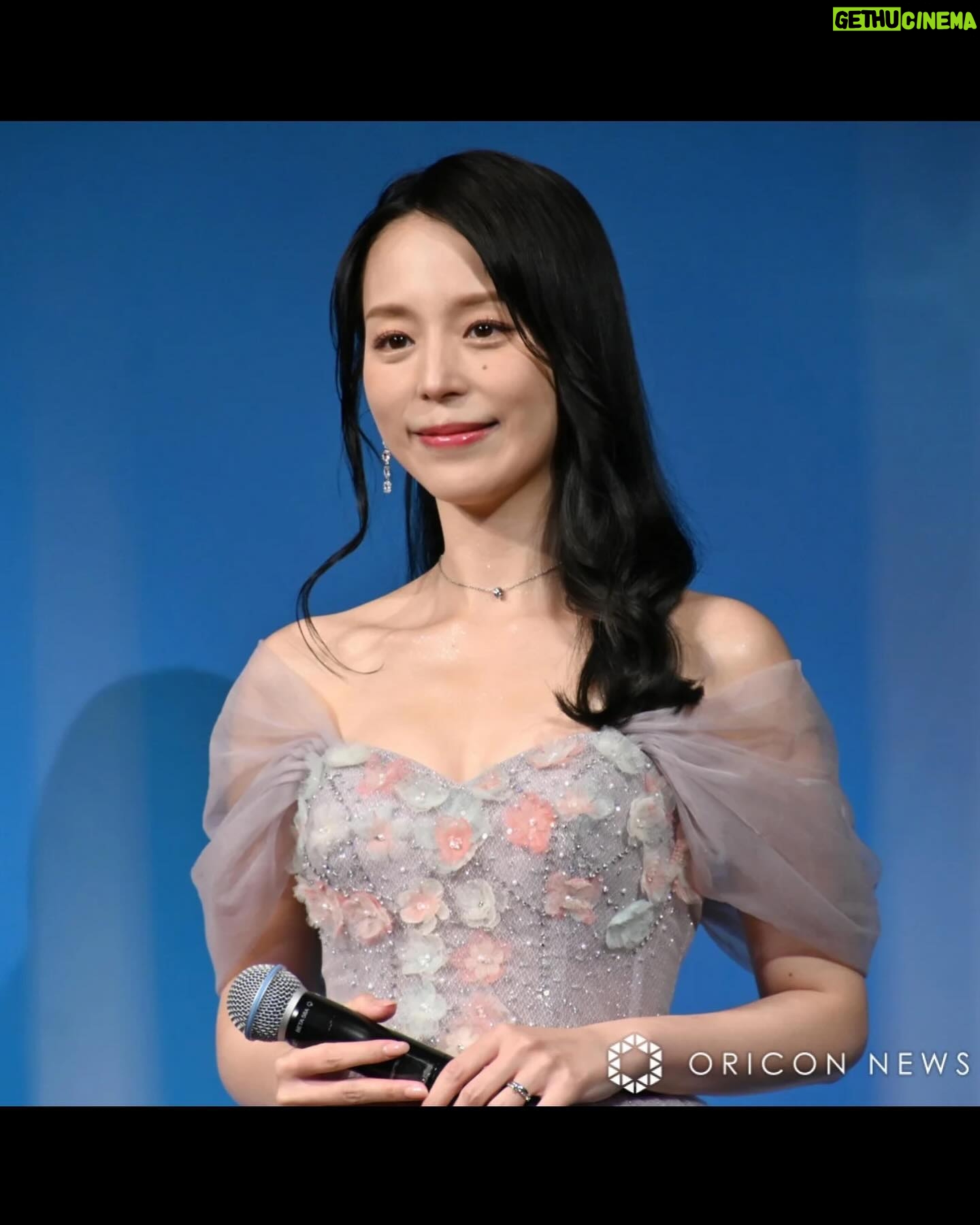 Aya Hirano - 5.4K Likes - 《ディズニー・オン・アイス Find Your GIFT》
イサベラと氷上をイメージしたドレスはこんな感じでした🌸❄️✨
くすみ系パープルが、ライトが当たるとこんなにキラキラに🌸✨✨✨
dress : @pachelbel_dress
earrings・necklace : @grossejapan
#パッヘルベルドレス
#grossejapan
#disneyonice #ディズニーオンアイス
#ミラベルと魔法だらけの家 #encanto
#イサベラ #Isabela
#ayahirano #平野綾