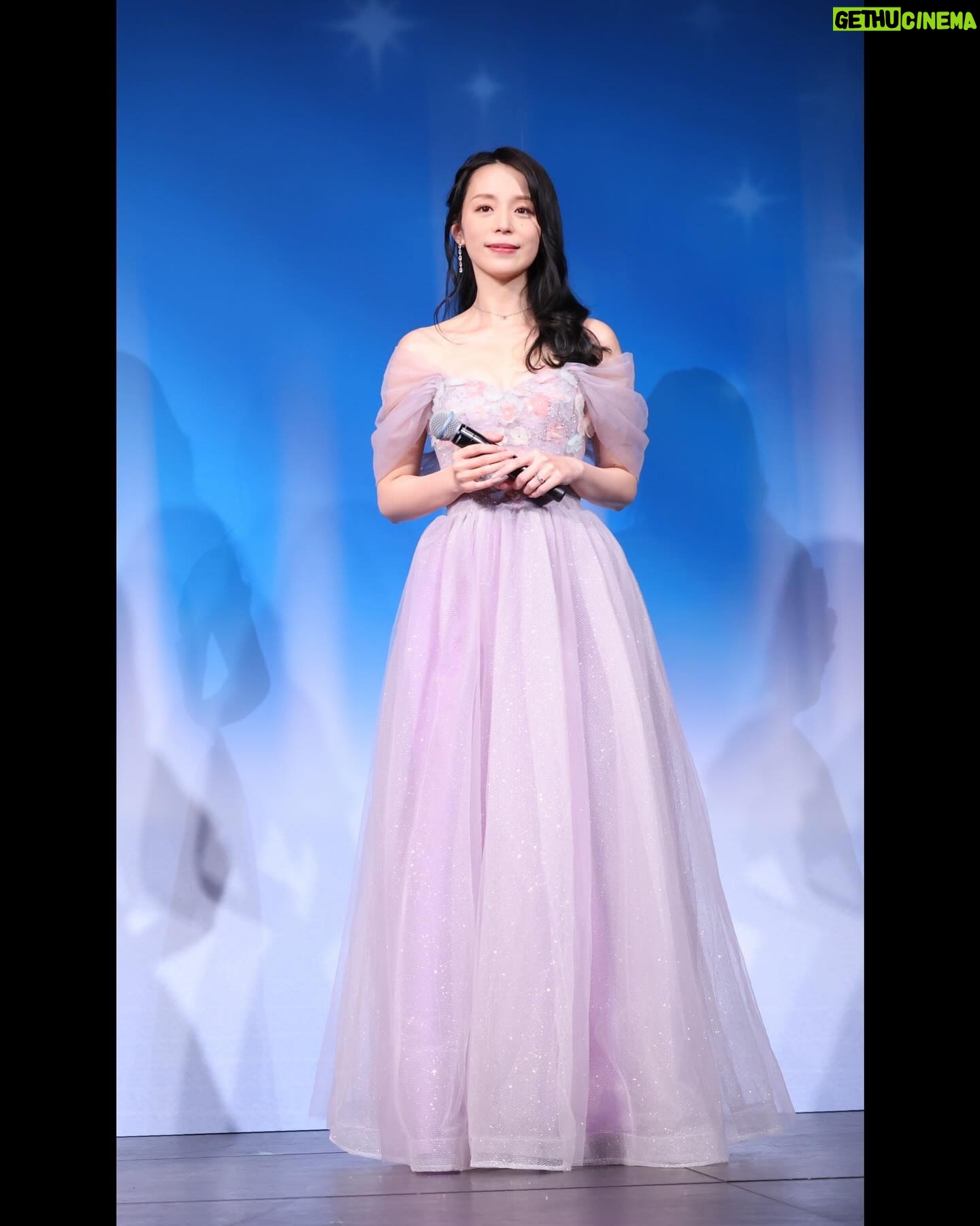Aya Hirano - 5.4K Likes - 《ディズニー・オン・アイス Find Your GIFT》
イサベラと氷上をイメージしたドレスはこんな感じでした🌸❄️✨
くすみ系パープルが、ライトが当たるとこんなにキラキラに🌸✨✨✨
dress : @pachelbel_dress
earrings・necklace : @grossejapan
#パッヘルベルドレス
#grossejapan
#disneyonice #ディズニーオンアイス
#ミラベルと魔法だらけの家 #encanto
#イサベラ #Isabela
#ayahirano #平野綾