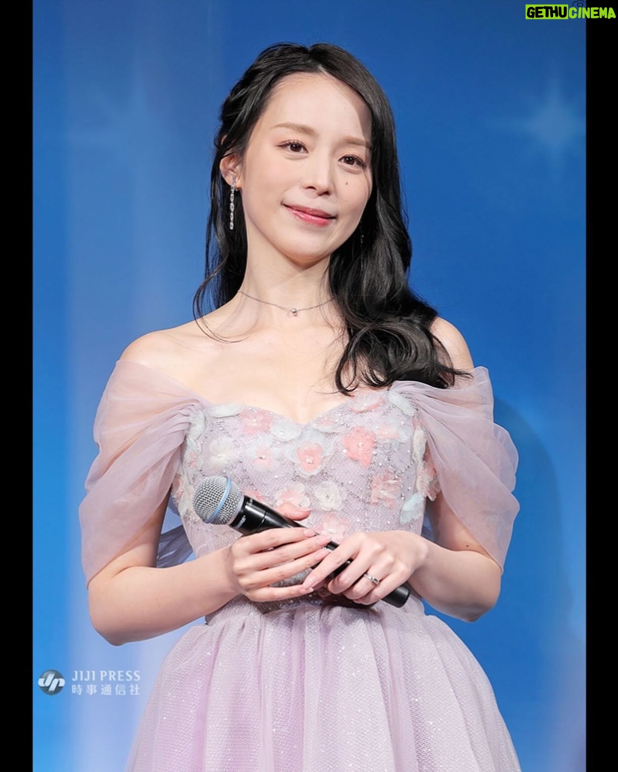 Aya Hirano - 5.4K Likes - 《ディズニー・オン・アイス Find Your GIFT》
イサベラと氷上をイメージしたドレスはこんな感じでした🌸❄️✨
くすみ系パープルが、ライトが当たるとこんなにキラキラに🌸✨✨✨
dress : @pachelbel_dress
earrings・necklace : @grossejapan
#パッヘルベルドレス
#grossejapan
#disneyonice #ディズニーオンアイス
#ミラベルと魔法だらけの家 #encanto
#イサベラ #Isabela
#ayahirano #平野綾