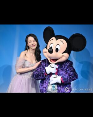 Aya Hirano Instagram - 《ディズニー・オン・アイス Find Your GIFT》
⁡
⁡
イサベラと氷上をイメージしたドレスはこんな感じでした🌸❄️✨
⁡
くすみ系パープルが、ライトが当たるとこんなにキラキラに🌸✨✨✨
⁡
⁡
dress : @pachelbel_dress
earrings・necklace : @grossejapan
#パッヘルベルドレス
#grossejapan
⁡
⁡
#disneyonice #ディズニーオンアイス
#ミラベルと魔法だらけの家 #encanto
#イサベラ #Isabela
#ayahirano #平野綾