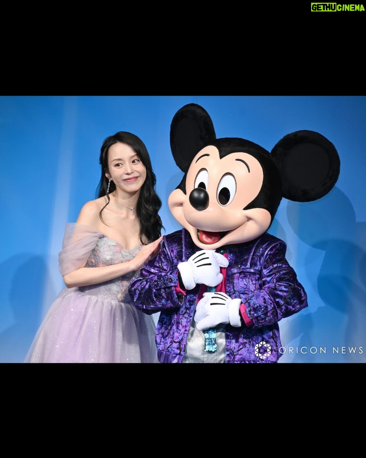 Aya Hirano - 5.4K Likes - 《ディズニー・オン・アイス Find Your GIFT》
イサベラと氷上をイメージしたドレスはこんな感じでした🌸❄️✨
くすみ系パープルが、ライトが当たるとこんなにキラキラに🌸✨✨✨
dress : @pachelbel_dress
earrings・necklace : @grossejapan
#パッヘルベルドレス
#grossejapan
#disneyonice #ディズニーオンアイス
#ミラベルと魔法だらけの家 #encanto
#イサベラ #Isabela
#ayahirano #平野綾