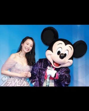 Aya Hirano Instagram - 《ディズニー・オン・アイス Find Your GIFT》
⁡
⁡
イサベラと氷上をイメージしたドレスはこんな感じでした🌸❄️✨
⁡
くすみ系パープルが、ライトが当たるとこんなにキラキラに🌸✨✨✨
⁡
⁡
dress : @pachelbel_dress
earrings・necklace : @grossejapan
#パッヘルベルドレス
#grossejapan
⁡
⁡
#disneyonice #ディズニーオンアイス
#ミラベルと魔法だらけの家 #encanto
#イサベラ #Isabela
#ayahirano #平野綾