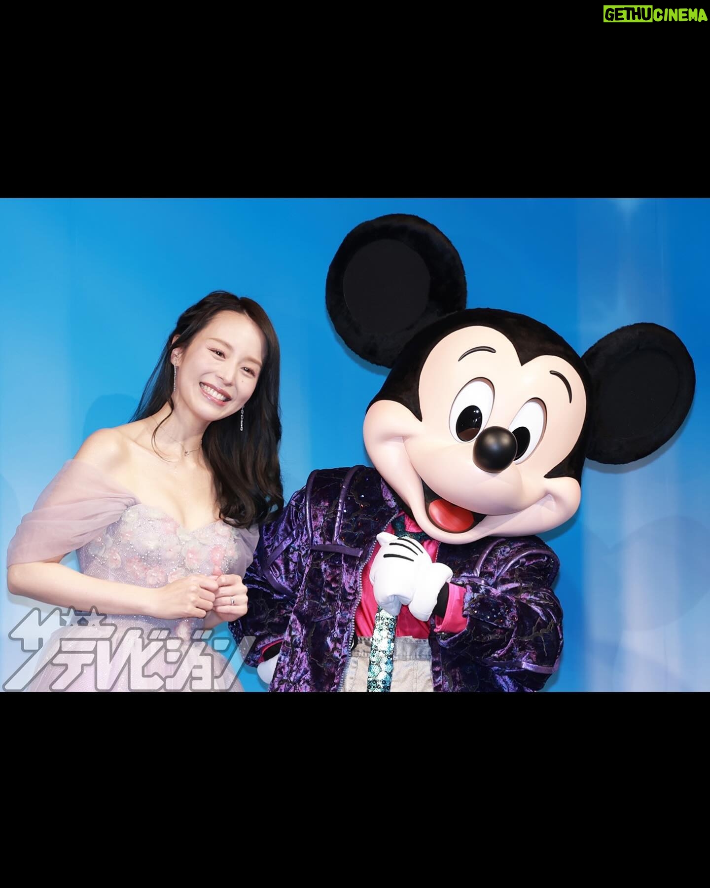 Aya Hirano - 5.4K Likes - 《ディズニー・オン・アイス Find Your GIFT》
イサベラと氷上をイメージしたドレスはこんな感じでした🌸❄️✨
くすみ系パープルが、ライトが当たるとこんなにキラキラに🌸✨✨✨
dress : @pachelbel_dress
earrings・necklace : @grossejapan
#パッヘルベルドレス
#grossejapan
#disneyonice #ディズニーオンアイス
#ミラベルと魔法だらけの家 #encanto
#イサベラ #Isabela
#ayahirano #平野綾