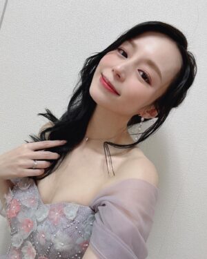 Aya Hirano Instagram - 《ディズニー・オン・アイス Find Your GIFT》
⁡
⁡
イサベラと氷上をイメージしたドレスはこんな感じでした🌸❄️✨
⁡
くすみ系パープルが、ライトが当たるとこんなにキラキラに🌸✨✨✨
⁡
⁡
dress : @pachelbel_dress
earrings・necklace : @grossejapan
#パッヘルベルドレス
#grossejapan
⁡
⁡
#disneyonice #ディズニーオンアイス
#ミラベルと魔法だらけの家 #encanto
#イサベラ #Isabela
#ayahirano #平野綾