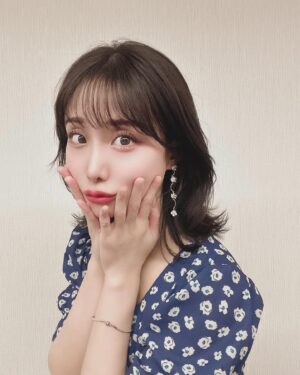 Aya Shibata Instagram - 🌸💙

今週もお疲れ様でした〜！
ㅤㅤㅤㅤㅤㅤㅤㅤㅤㅤㅤㅤㅤ

明日から今月最後の週だ🥰今月は
先月とまた違った大変さでしたがなんとか
乗り切れそうです(＊・ω・＊)🫶

ㅤㅤㅤㅤㅤㅤㅤㅤㅤㅤㅤㅤ
来月の方が気力的には楽そうです〜❤️‍🔥
そろそろ梅雨入りシーズンでもありますし
じめじめ苦手だけど日差し強いより良いな。。と☁️

ㅤㅤㅤㅤㅤㅤㅤㅤㅤㅤㅤㅤㅤみなさんはどっち派でしょうか？💞
ㅤㅤㅤㅤㅤㅤㅤㅤㅤㅤㅤㅤㅤ

ㅤㅤㅤㅤㅤㅤㅤㅤㅤㅤㅤㅤㅤ
ちなみに今月は忙しかったので
来月は職場などの色んな方とコミュニケーションを取る
1ヶ月にしたいなと思っております🙂‍↕️

ㅤㅤㅤㅤㅤㅤㅤㅤㅤㅤㅤㅤㅤ

衣装提供
ワンピース @blue_palang.official
靴 @randa_pic
アクセサリー @osewaya_official

レトロな雰囲気で可愛いワンピース👗💙
ㅤㅤㅤㅤㅤㅤㅤㅤㅤㅤㅤㅤㅤ
ㅤㅤㅤㅤㅤㅤㅤㅤㅤㅤㅤㅤㅤ
ㅤㅤㅤㅤㅤㅤㅤㅤㅤㅤㅤㅤㅤ

#pr #randa #ランダ #きれいめコーデ #フェミニン #柴田阿弥 #女子アナ #アナウンサー #キャスター #ポニーテール #ボブヘアー #ボブアレンジ #夏コーデ #花柄ワンピース