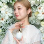Ayaka Konno Instagram – 4月5日に花と水から生まれたウォーターベース フレグランス 「ジャドール パルファン ドー」からボディ ケア コレクションが誕生します🧚
また、手肌を優しくケアしてくれるハンドクリームも登場します

みずみずしいお花の香りがふんわり包み込んでくれる感じがとっても好きです💐
さらさらなのに潤うのもとっても素敵、、、！

@diorbeauty
#ジャドール
#SUPPORTEDBYDIOR