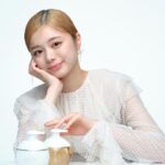 Ayaka Konno Instagram – 4月5日に花と水から生まれたウォーターベース フレグランス 「ジャドール パルファン ドー」からボディ ケア コレクションが誕生します🧚
また、手肌を優しくケアしてくれるハンドクリームも登場します

みずみずしいお花の香りがふんわり包み込んでくれる感じがとっても好きです💐
さらさらなのに潤うのもとっても素敵、、、！

@diorbeauty
#ジャドール
#SUPPORTEDBYDIOR