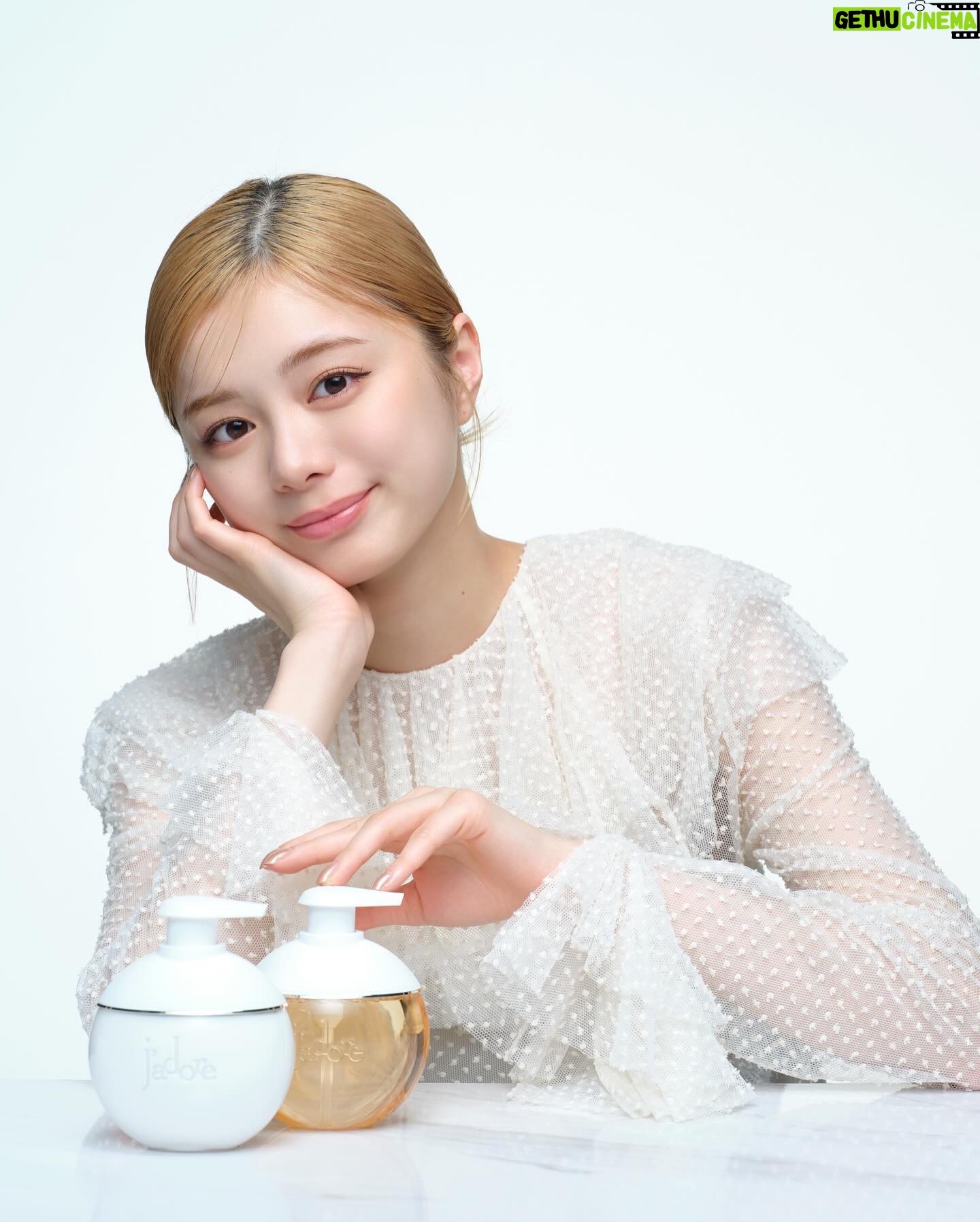Ayaka Konno Instagram - 4月5日に花と水から生まれたウォーターベース フレグランス 「ジャドール パルファン ドー」からボディ ケア コレクションが誕生します🧚 また、手肌を優しくケアしてくれるハンドクリームも登場します みずみずしいお花の香りがふんわり包み込んでくれる感じがとっても好きです💐 さらさらなのに潤うのもとっても素敵、、、! @diorbeauty #ジャドール #SUPPORTEDBYDIOR