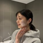 Ayaka Konno Instagram - ドクターペプチさんの韓国オフィスに招待していただきました🫶🫶 飛行機やホテルはとっても乾燥するので、もちろん今回も美容液とアイクリームをお供に持っていったよ🙆‍♀️ 特に飛行機の中では、アイクリームで顔だけじゃなくて首にも塗って保湿してました！ ドクターペプチのスタッフの方と一緒に食べたオギョプサルが美味しかった〜！ 買い物もして、とっても楽しい、久々の渡韓でした🐰 #ドクターペプチ_PR #韓国コスメ #塗るボトックス #ドクターペプチ #韓国美容液 #韓国アイクリーム