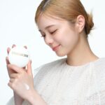 Ayaka Konno Instagram – 4月5日に花と水から生まれたウォーターベース フレグランス 「ジャドール パルファン ドー」からボディ ケア コレクションが誕生します🧚
また、手肌を優しくケアしてくれるハンドクリームも登場します

みずみずしいお花の香りがふんわり包み込んでくれる感じがとっても好きです💐
さらさらなのに潤うのもとっても素敵、、、！

@diorbeauty
#ジャドール
#SUPPORTEDBYDIOR