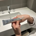 Ayaka Konno Instagram - ドクターペプチさんの韓国オフィスに招待していただきました🫶🫶 飛行機やホテルはとっても乾燥するので、もちろん今回も美容液とアイクリームをお供に持っていったよ🙆‍♀️ 特に飛行機の中では、アイクリームで顔だけじゃなくて首にも塗って保湿してました！ ドクターペプチのスタッフの方と一緒に食べたオギョプサルが美味しかった〜！ 買い物もして、とっても楽しい、久々の渡韓でした🐰 #ドクターペプチ_PR #韓国コスメ #塗るボトックス #ドクターペプチ #韓国美容液 #韓国アイクリーム
