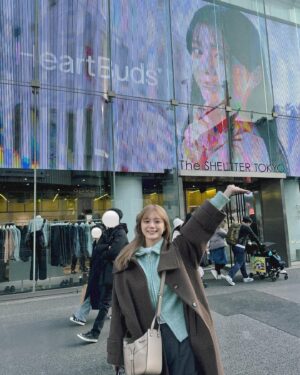 Ayaka Konno Instagram - The SHEL’TTER TOKYOにて、HeartBudsChargerのムービーが流れているので、私も早速行ってきました❤️
3/1までなので、みなさんもぜひみにいってみてください〜！