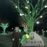 Ayaka Konno Instagram - 花と光のムーブメント 今回は葛西臨海公園に行ってきました！ スイセンのいい香りに包まれた空間とライトアップ、観覧車とのコラボも葛西臨海公園ならではで、とっても素敵でした🫶 2/25までなのでぜひ行ってみてね〜！ ライトアップの時間は17:00〜21:00の間です🙆‍♀️ #PR #花と光のムーブメント #葛西臨海公園 #水仙 #スイセン #ライトアップ #フォトスポット #観覧車 #イルミネーション