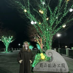 Ayaka Konno Instagram - 花と光のムーブメント
今回は葛西臨海公園に行ってきました！
スイセンのいい香りに包まれた空間とライトアップ、観覧車とのコラボも葛西臨海公園ならではで、とっても素敵でした🫶
2/25までなのでぜひ行ってみてね〜！
ライトアップの時間は17:00〜21:00の間です🙆‍♀️

#PR 
#花と光のムーブメント #葛西臨海公園 #水仙 #スイセン
#ライトアップ #フォトスポット #観覧車 #イルミネーション