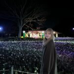 Ayaka Konno Instagram - 花と光のムーブメント 今回は葛西臨海公園に行ってきました！ スイセンのいい香りに包まれた空間とライトアップ、観覧車とのコラボも葛西臨海公園ならではで、とっても素敵でした🫶 2/25までなのでぜひ行ってみてね〜！ ライトアップの時間は17:00〜21:00の間です🙆‍♀️ #PR #花と光のムーブメント #葛西臨海公園 #水仙 #スイセン #ライトアップ #フォトスポット #観覧車 #イルミネーション