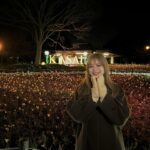 Ayaka Konno Instagram - 花と光のムーブメント 今回は葛西臨海公園に行ってきました！ スイセンのいい香りに包まれた空間とライトアップ、観覧車とのコラボも葛西臨海公園ならではで、とっても素敵でした🫶 2/25までなのでぜひ行ってみてね〜！ ライトアップの時間は17:00〜21:00の間です🙆‍♀️ #PR #花と光のムーブメント #葛西臨海公園 #水仙 #スイセン #ライトアップ #フォトスポット #観覧車 #イルミネーション