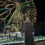 Ayaka Konno Instagram - 花と光のムーブメント 今回は葛西臨海公園に行ってきました！ スイセンのいい香りに包まれた空間とライトアップ、観覧車とのコラボも葛西臨海公園ならではで、とっても素敵でした🫶 2/25までなのでぜひ行ってみてね〜！ ライトアップの時間は17:00〜21:00の間です🙆‍♀️ #PR #花と光のムーブメント #葛西臨海公園 #水仙 #スイセン #ライトアップ #フォトスポット #観覧車 #イルミネーション