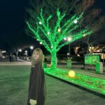 Ayaka Konno Instagram - 花と光のムーブメント 今回は葛西臨海公園に行ってきました！ スイセンのいい香りに包まれた空間とライトアップ、観覧車とのコラボも葛西臨海公園ならではで、とっても素敵でした🫶 2/25までなのでぜひ行ってみてね〜！ ライトアップの時間は17:00〜21:00の間です🙆‍♀️ #PR #花と光のムーブメント #葛西臨海公園 #水仙 #スイセン #ライトアップ #フォトスポット #観覧車 #イルミネーション