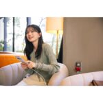 Ayaka Konno Instagram - #HeartBuds シリーズに、ハート型の充電器 #HeartBudsCharger が仲間入りしたよ❤️ 充電するのにも、場所によってつける色を変えても気分が上がってとってもいい感じです🫶🫶 2/9(金)から発売なので、ぜひお店で探してみてね〜！ #PR #HeartBuds #HeartBudsCharger #SoftBank #SoftBankSELECTION