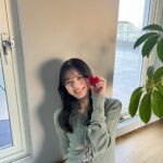 Ayaka Konno Instagram - #HeartBuds シリーズに、ハート型の充電器 #HeartBudsCharger が仲間入りしたよ❤️ 充電するのにも、場所によってつける色を変えても気分が上がってとってもいい感じです🫶🫶 2/9(金)から発売なので、ぜひお店で探してみてね〜！ #PR #HeartBuds #HeartBudsCharger #SoftBank #SoftBankSELECTION