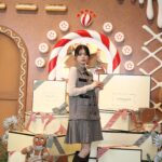 Ayaka Konno Instagram - JO MALONE LONDON 12/14(火)〜12/25(月)まで、表参道ヒルズ B3F スペースオーで Gingerbread Landのポップアップイベントが開催されます🎄 すごく可愛い空間で、気分も上がりました！ 公式LINEアカウントから予約して、ぜひ会場に足を運んでみてください〜🫶 #PR #JustBecause #JoMaloneLondon #SeasonOfScent #ジンジャーブレッドランド