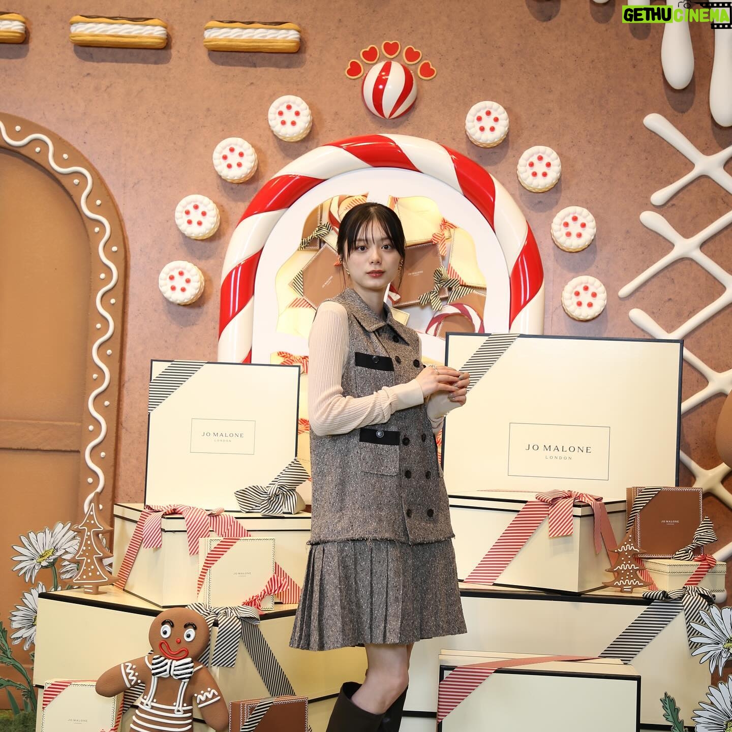 Ayaka Konno Instagram - JO MALONE LONDON 12/14(火)〜12/25(月)まで、表参道ヒルズ B3F スペースオーで Gingerbread Landのポップアップイベントが開催されます🎄 すごく可愛い空間で、気分も上がりました! 公式LINEアカウントから予約して、ぜひ会場に足を運んでみてください〜🫶 #PR #JustBecause #JoMaloneLondon #SeasonOfScent #ジンジャーブレッドランド
