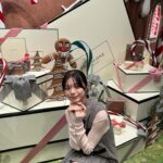 Ayaka Konno Instagram - JO MALONE LONDON 12/14(火)〜12/25(月)まで、表参道ヒルズ B3F スペースオーで Gingerbread Landのポップアップイベントが開催されます🎄 すごく可愛い空間で、気分も上がりました！ 公式LINEアカウントから予約して、ぜひ会場に足を運んでみてください〜🫶 #PR #JustBecause #JoMaloneLondon #SeasonOfScent #ジンジャーブレッドランド