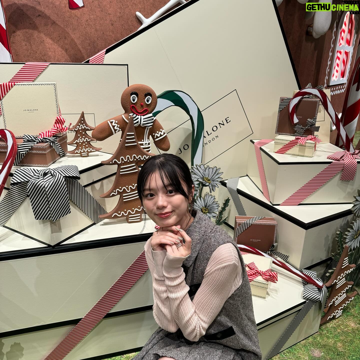 Ayaka Konno Instagram - JO MALONE LONDON 12/14(火)〜12/25(月)まで、表参道ヒルズ B3F スペースオーで Gingerbread Landのポップアップイベントが開催されます🎄 すごく可愛い空間で、気分も上がりました! 公式LINEアカウントから予約して、ぜひ会場に足を運んでみてください〜🫶 #PR #JustBecause #JoMaloneLondon #SeasonOfScent #ジンジャーブレッドランド