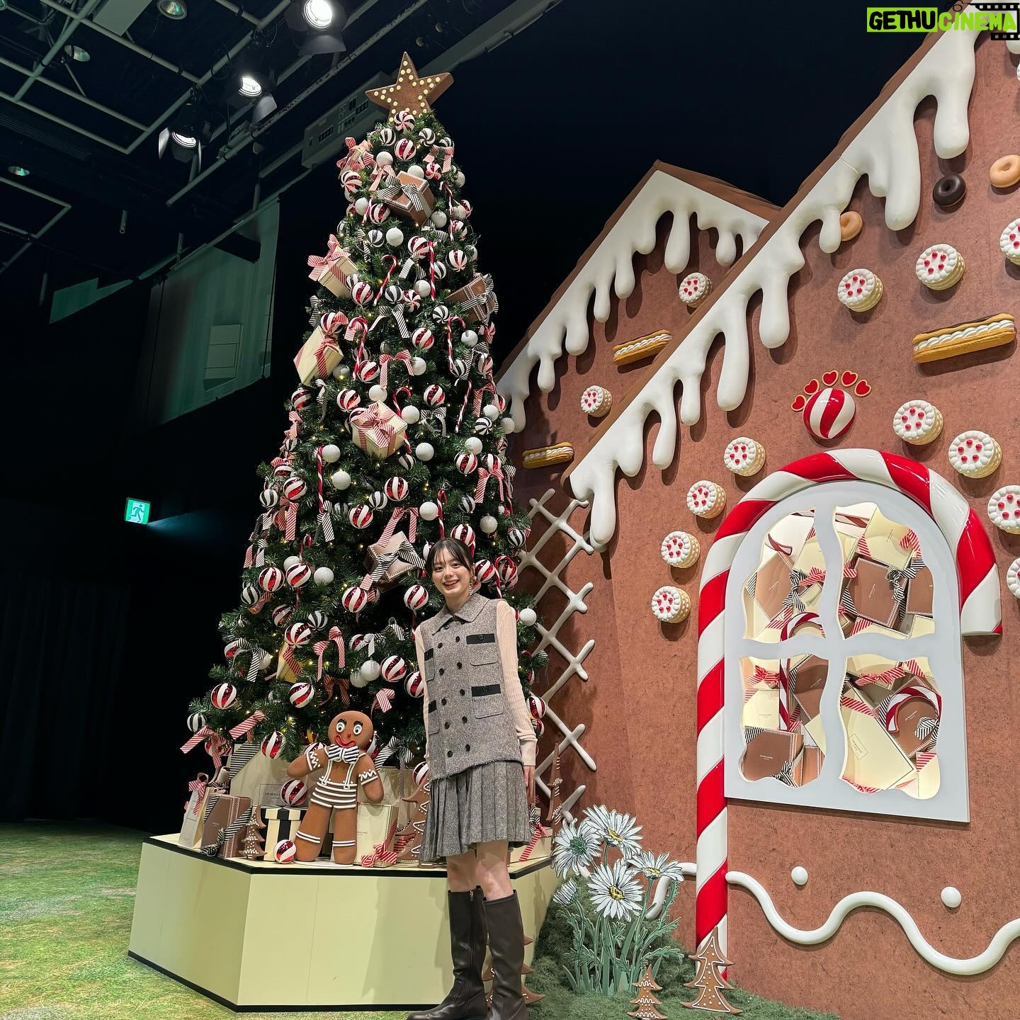 Ayaka Konno Instagram - JO MALONE LONDON 12/14(火)〜12/25(月)まで、表参道ヒルズ B3F スペースオーで Gingerbread Landのポップアップイベントが開催されます🎄 すごく可愛い空間で、気分も上がりました! 公式LINEアカウントから予約して、ぜひ会場に足を運んでみてください〜🫶 #PR #JustBecause #JoMaloneLondon #SeasonOfScent #ジンジャーブレッドランド