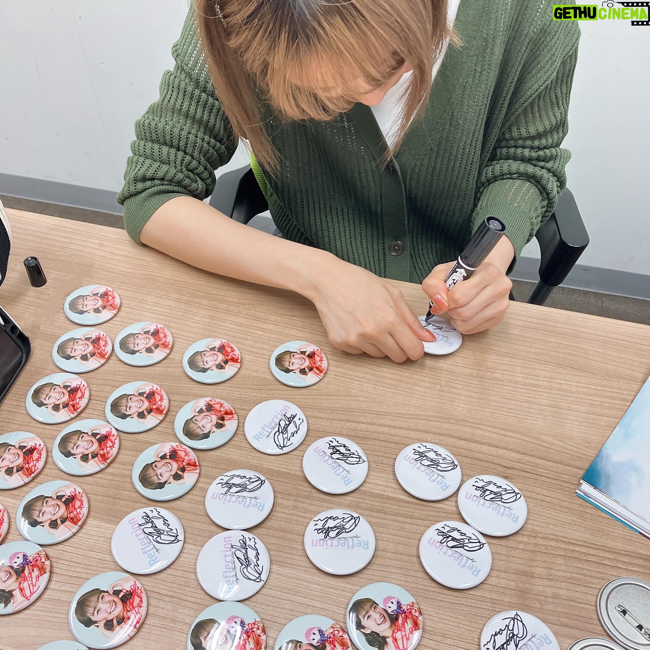 Ayaka Ohashi Instagram - サイン書き〜🖊️ 土日はフリーライブ! #魂のアヤカ です🔥 ・6/15(土) 埼玉県 ララガーデン春日部 13:00〜 ・6/16(日) 東京都 光が丘IMA 光の広場 13:00〜 フリーライブは無料で観覧できますのでぜひお越しください! ✈️大橋彩香初アジアツアー開催中✈️ Ayaka Ohashi AsiaTour「Reflection」 ~チケット販売情報~ 🟢6/30(日) ソウル ➡チケット販売中❗️ 🔵7/20(土)大阪 🟣7/27(土)神奈川 ➡ぴあ抽選先行受付中❗ ぜひ遊びに来てください〜(スタッフ) #あやかアジアツアー #大橋彩香 #오오하시아야카 #大桥彩香