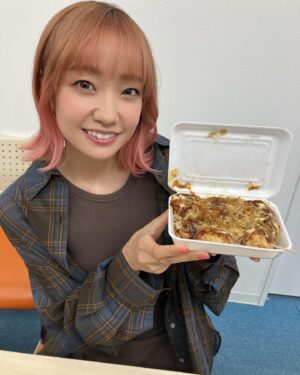 Ayaka Ohashi Instagram - 😋😋😋

本日TVアニメ『まぁるい彼女と残念な彼氏』EDテーマを担当することが発表されました🎉

タイトルは「美味しいセレナーデ」 ということでおいしものの写真を多めに載せておきます🍚

作詞・作曲：#大原ゆい子 さん
編曲：吉⽥穣さん 

5/19（日）21:00 あやたもにてTVサイズ音源を公開いたします！（スタッフ）

#大橋彩香