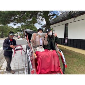 Ayako Yoshitani Instagram - 舞いあがれ！
由良先輩再登場しましたね！

岩倉の近況聞けて嬉しかったです。

ちなみにこの写真は劇中とは全く関係ないのですが、
撮影が早く終わってはるかちゃんとたまたま見かけた人力車に、
乗っちゃお〜！で、乗った時の写真です🫶笑

1枚目はマスクが大きすぎる2人。
2枚目はカメラが汚れてたのか、すごいモヤがかかった写真。

人生初の人力車、とても良い思い出になりました🌸
