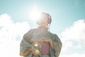 Ayame Tachibana Instagram - 【余白のある、生き方】

忙しく外軸で生きてると
忙しいがあまり

自分にも優しくできないし
人に感謝する暇もなくなってしまいます。

最近、私が心がけているのは

「1日のうち、余白
(何もスケジュールをいれない時間)をつくる」

ということ💡

【余白のメリット】

⚫︎時間に余裕ができる
⚫︎自分時間がとれる
⚫︎急なお誘いでもイケる
⚫︎人生焦らなくなる
⚫︎マインドが整う

そして、1番のポイントは

🌟人に優しくできるようになる。

ということ🌹

余白、余裕がないと
人助けなんてできないし

自分の身を削って
人助けすると
後々、自分に疲労と打撃がくる。

スケジュールを詰め込んで稼ぎまくるのは
土の時代✨

スケジュールに余白を空けて
運とフロウでその瞬間を楽しむのが
風の時代✨

好みだから、どちらを選んでも
間違いはないんだけど

もし今、昔のやり方が
上手くいかなくなっているなら

それは、時代の替え時🐉

余白をつくって

地球最後の楽園🌏
を楽しむのが良きっ☺️🌟

⚫︎今しか経験できないこと
⚫︎今だからできる遊び
⚫︎新しい出会い
⚫︎見たこともない絶景
⚫︎舌がとろけるウマイご飯
⚫︎大安心な無限の愛
⚫︎可愛い動物たちと触れ合う
⚫︎踊ってDJして
⚫︎好きな服きて
⚫︎腹がちぎれるくらい爆笑して
⚫︎大切な仲間と思い出をつくる

肉体があるからできること🤍

あなたは、限られた時間
自分の「好き」に使えてますか？☺️

この地球は「リミット/制限」があるから
愛おしくなる⌛️✨

自分が大満足といえる経験、人生を✨

#yolo