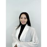 Ayame Misaki Instagram - 暖かい日が続き、春を通り越して夏ようなお天気。 春用のお洋服もたくさん頼んでいたので 続々届いてうれしいな〜♪♪♪ 最近は白いお洋服が好きで手に取る事が多いです。 ネイビーのラップスカートに合わせてみたよ。 jacket/skirt @akte_official bag @loewe 撮影続きで体力がない日が多いので メンテナンスしながら走り切りたいと思います✨ 頑張るぞーーー！！ メンテナンスでよく行く場所↓↓↓↓↓↓ エステ💆‍♀️ @and.n_tokyo / @zarahabeauty / @m_beautystyling / @_salondejolie_ 整体💆 @filament_official 鍼🪡 @sugizakikenya @veline.venus clinic @eclinic_lica @eclinic_tokyo 💇‍♀️💈 @meg_kodama @littleharajuku 💅 @uchi08 @trunail_shibuya @shinori_