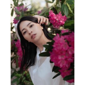 Ayame Misaki Instagram - I turned 35.
Yesterday was my birthday.
写真は何枚目が好き？

35歳になったよー！！
たくさんのお祝いメッセージありがとう♡
相変わらずドラマ撮影や、シティーハンターの配信、写真集発売などなどバタバタしておりてんてこまいですが頑張ってます！
今声が飛んでしまって各方面にご迷惑をおかけしていますが、なんとか乗り切って35歳をいい年に出来るようにがんばります。

今日もドラマ撮影、明日は写真集イベントと盛りだくさんなので
明日会えるみんな❤️楽しみにしてるぞーー✨
たくさん話しかけてね！！笑顔で応えます笑

#photo  #ポートレート #camera #Flower
#mybirthday #birthday #happybirthday #35歳
#アラフォーの仲間入り
