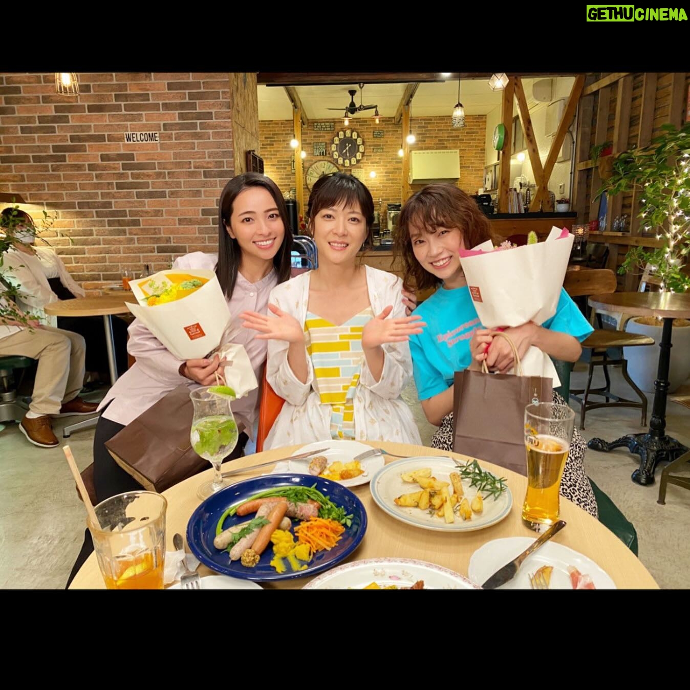 Ayame Misaki - 26K Likes - 2023年は仕事もプライベートもかなり充実した年でした。
コロナも落ち着いてさまざまな土地や国にも行けたので、来年はもっとたくさんロケでも、旅行でも、行きたいなぁと思っています💫
今年はドラマや映画も、10作品ほど参加させてもらえてまだ情報解禁になっていないものも多数あるので来年お楽しみに🤍
これからも応援よろしくお願いします!どこかで会えるといいね!素敵な年末年始をお過ごしください。
#happynewyear #2023 #memory
