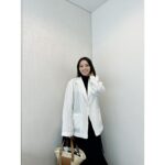Ayame Misaki Instagram - 暖かい日が続き、春を通り越して夏ようなお天気。 春用のお洋服もたくさん頼んでいたので 続々届いてうれしいな〜♪♪♪ 最近は白いお洋服が好きで手に取る事が多いです。 ネイビーのラップスカートに合わせてみたよ。 jacket/skirt @akte_official bag @loewe 撮影続きで体力がない日が多いので メンテナンスしながら走り切りたいと思います✨ 頑張るぞーーー！！ メンテナンスでよく行く場所↓↓↓↓↓↓ エステ💆‍♀️ @and.n_tokyo / @zarahabeauty / @m_beautystyling / @_salondejolie_ 整体💆 @filament_official 鍼🪡 @sugizakikenya @veline.venus clinic @eclinic_lica @eclinic_tokyo 💇‍♀️💈 @meg_kodama @littleharajuku 💅 @uchi08 @trunail_shibuya @shinori_