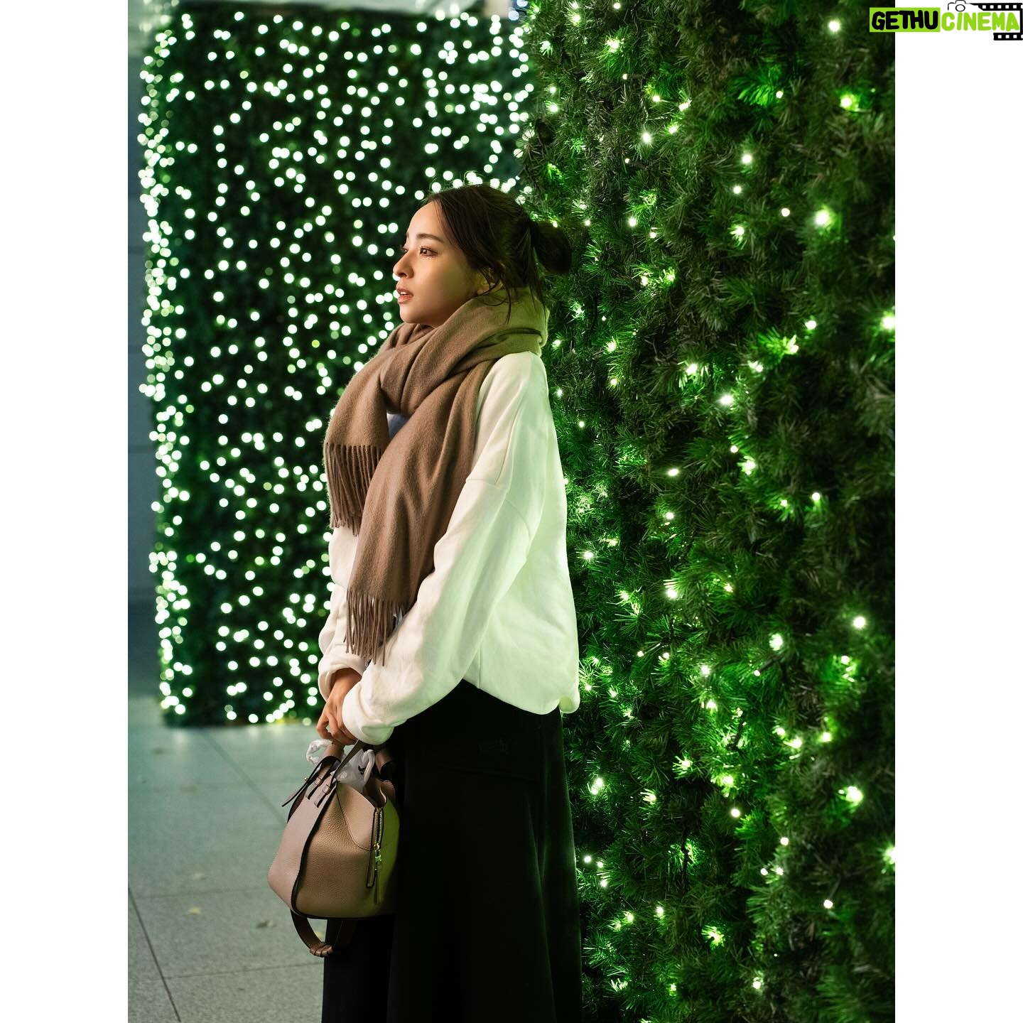 Ayame Misaki Instagram - 暖冬とは言え、夜は少し寒い。 今年はコートを着る機会が少なくて少し淋しいような気もするけど、普段一瞬で過ぎていく秋が長く留まってるようで、それはそれで嬉しいなぁという気持ちもある。 photo by @r.ph0923 #ポートレート #portrait #ポートレート撮影 #photo #photography #photooftheday #photographylovers #photogram #followforfollowback #followers #follow #followmeto