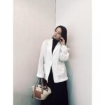 Ayame Misaki Instagram - 暖かい日が続き、春を通り越して夏ようなお天気。 春用のお洋服もたくさん頼んでいたので 続々届いてうれしいな〜♪♪♪ 最近は白いお洋服が好きで手に取る事が多いです。 ネイビーのラップスカートに合わせてみたよ。 jacket/skirt @akte_official bag @loewe 撮影続きで体力がない日が多いので メンテナンスしながら走り切りたいと思います✨ 頑張るぞーーー！！ メンテナンスでよく行く場所↓↓↓↓↓↓ エステ💆‍♀️ @and.n_tokyo / @zarahabeauty / @m_beautystyling / @_salondejolie_ 整体💆 @filament_official 鍼🪡 @sugizakikenya @veline.venus clinic @eclinic_lica @eclinic_tokyo 💇‍♀️💈 @meg_kodama @littleharajuku 💅 @uchi08 @trunail_shibuya @shinori_