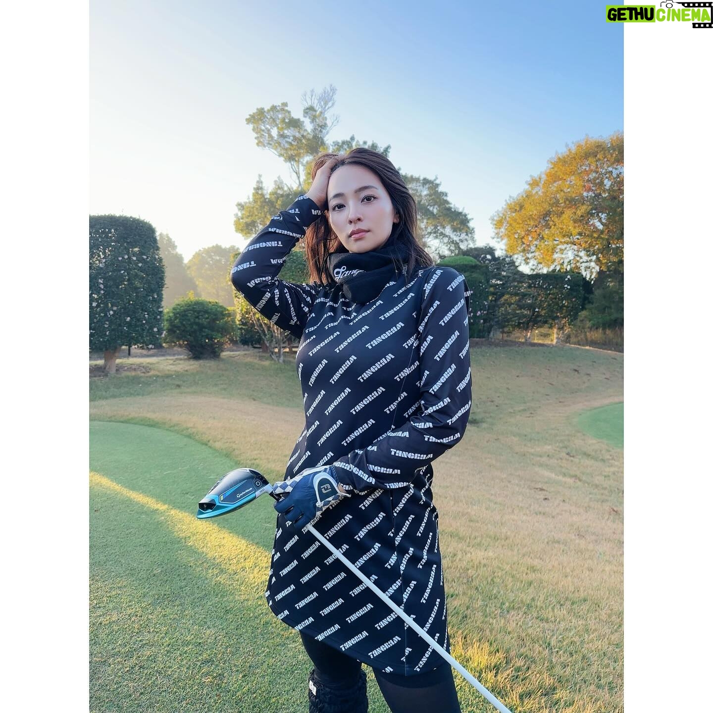 Ayame Misaki Instagram - 久しぶりのゴルフコンペ⛳️🏌️♀️ スコアは102で8.9叩いたりしてしまったけど200yard超えのドラコンチャンスが2回もあって、嬉しかった〜🤍 今年は3回?しかゴルフ行けなかったからもう少し行きたいなぁ。 tangramからワンピース出たから即Get!!中に同じ柄のインナー着てるよん。クラブはテーラーメイドのSIM2maxDを使ってます。 👗 @tangram_tokyo 🏌️♀️ @taylormade_golf_japan #golf #golfr #golf初心者 #🔰 #ゴルフ #ごるふ女子 #🏌️♀️ #⛳️ #ゴルフコンペ