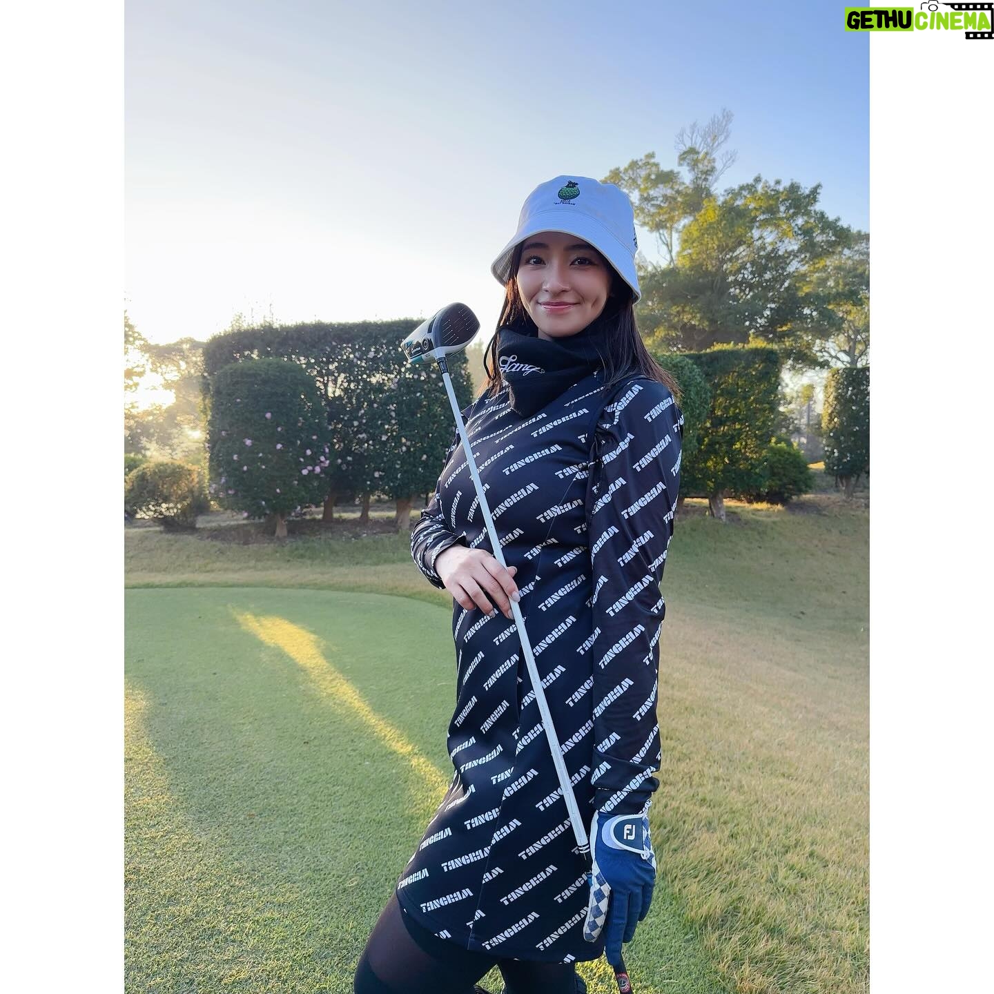 Ayame Misaki Instagram - 久しぶりのゴルフコンペ⛳️🏌️♀️ スコアは102で8.9叩いたりしてしまったけど200yard超えのドラコンチャンスが2回もあって、嬉しかった〜🤍 今年は3回?しかゴルフ行けなかったからもう少し行きたいなぁ。 tangramからワンピース出たから即Get!!中に同じ柄のインナー着てるよん。クラブはテーラーメイドのSIM2maxDを使ってます。 👗 @tangram_tokyo 🏌️♀️ @taylormade_golf_japan #golf #golfr #golf初心者 #🔰 #ゴルフ #ごるふ女子 #🏌️♀️ #⛳️ #ゴルフコンペ