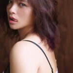 Ayame Misaki Instagram - お肌もちもちの艶々になる為にしていること。 撮影中はダーマペンや激しい肌管理は出来ないので、 剥離しないタイプのハーブピーリングや ポレーションをやる事が多いです。 いくら、いい美容液もクリームもお肌の土台が良くないと入っていかないので、常に状態はいいように心がけています！ #ハーブピーリング #もち肌 #美肌 #艶肌 #グラビア #gravure #photo #camera