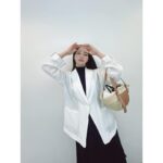 Ayame Misaki Instagram - 暖かい日が続き、春を通り越して夏ようなお天気。 春用のお洋服もたくさん頼んでいたので 続々届いてうれしいな〜♪♪♪ 最近は白いお洋服が好きで手に取る事が多いです。 ネイビーのラップスカートに合わせてみたよ。 jacket/skirt @akte_official bag @loewe 撮影続きで体力がない日が多いので メンテナンスしながら走り切りたいと思います✨ 頑張るぞーーー！！ メンテナンスでよく行く場所↓↓↓↓↓↓ エステ💆‍♀️ @and.n_tokyo / @zarahabeauty / @m_beautystyling / @_salondejolie_ 整体💆 @filament_official 鍼🪡 @sugizakikenya @veline.venus clinic @eclinic_lica @eclinic_tokyo 💇‍♀️💈 @meg_kodama @littleharajuku 💅 @uchi08 @trunail_shibuya @shinori_
