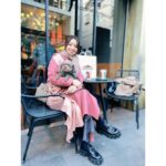 Ayame Misaki Instagram - photo by @fuminasuzuki @fuminasuzuki75 まろたんとふみなとカフェたいむ。 数年前に購入したピンクトレンチコートが可愛すぎる。 もう閉店してしまった、、、涙。 #dog #dogsofinstagram #doginstagram #cafe #cafetime #かふぇ #カフェタイム #デート
