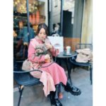Ayame Misaki Instagram - photo by @fuminasuzuki @fuminasuzuki75 まろたんとふみなとカフェたいむ。 数年前に購入したピンクトレンチコートが可愛すぎる。 もう閉店してしまった、、、涙。 #dog #dogsofinstagram #doginstagram #cafe #cafetime #かふぇ #カフェタイム #デート