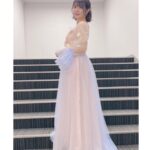 Ayana Taketatsu Instagram - 今日の衣装が可愛いすぎて、、、 こんな短い時間しか着ないのもったいない！！ って何度も思いました😂💕 スタイリストのhanaさんがドレスアレンジまでしてくれて 世界でひとつしかないドレスなのです。 細かいところまですんごく可愛いの。 大好きな作品でこんなに可愛い衣装着て 大きなステージに立たせてもらうなんて とっても贅沢な時間でした。 横浜アリーナでオーケストライベントって改めてすごい。 『たからもの』聴いて、ぐっときてしまって。 レコーディングの時も気を抜くと涙が込み上げてきそうになったのですが、『二乃ってこういう時すごく踏ん張る子だよな』って。 改めて二乃という女の子に力をもらって、さらに大好きになったことを思い出しました。 ５つ子ちゃんを想ったり、 作品へ想いを馳せたり、 もう会えないだいすきなひとを思い浮かべたり、 いつもあたたかな笑顔をくれる人に感謝したり、 寂しくて優しい気持ちにしてくれるこの曲が好きだなと 改めて今日思ったのでした。（突然の長文の感想。笑） キャストのみんなも、スタッフさんも、 五等分の花嫁を愛してくれるみんなも 全部がだいすき！！！ 明日も最高の1日になるとしか思えません✨ とっても楽しみです！ おやすみなさい☺️