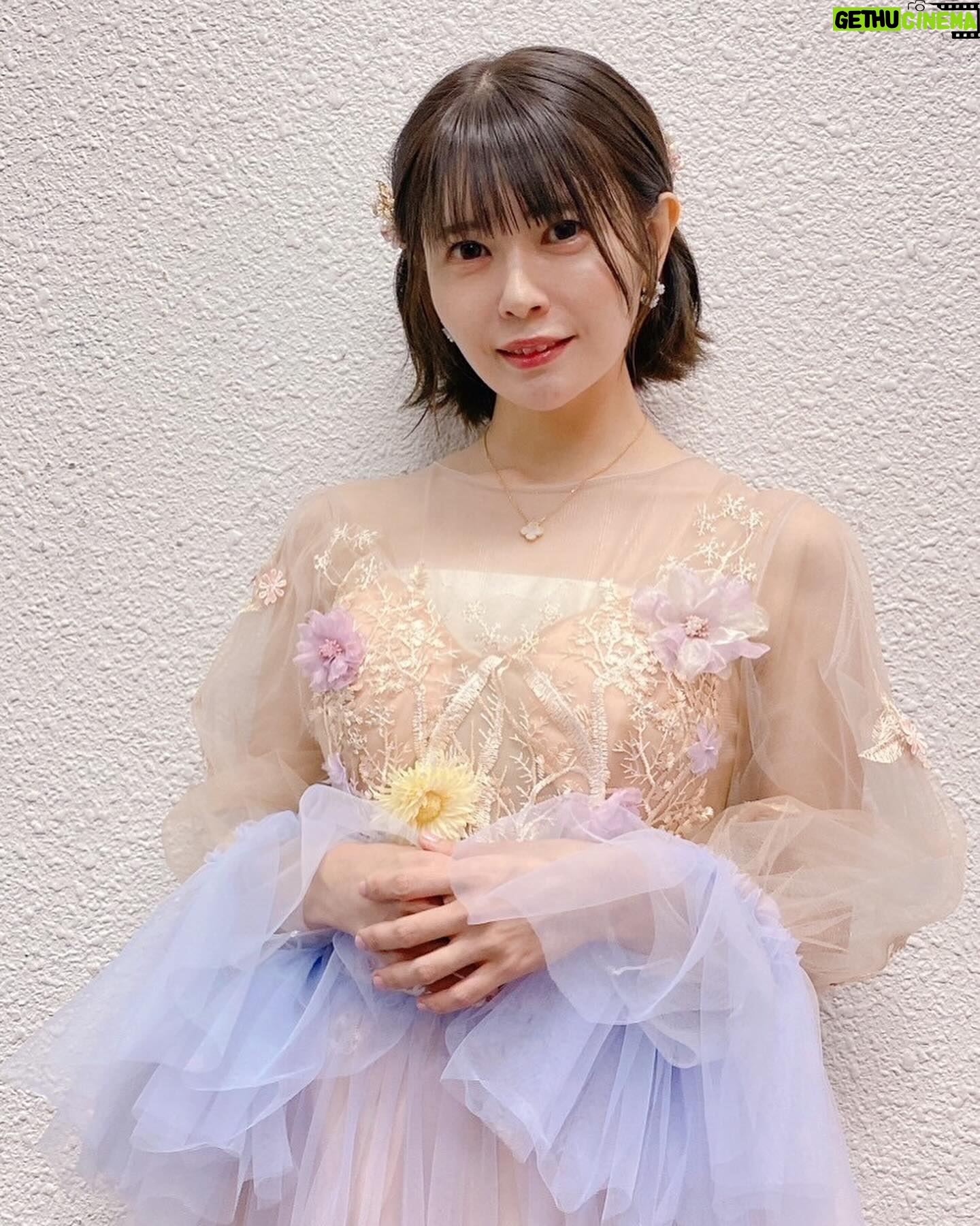 Ayana Taketatsu Instagram - 今日の衣装が可愛いすぎて、、、 こんな短い時間しか着ないのもったいない!! って何度も思いました😂💕 スタイリストのhanaさんがドレスアレンジまでしてくれて 世界でひとつしかないドレスなのです。 細かいところまですんごく可愛いの。 大好きな作品でこんなに可愛い衣装着て 大きなステージに立たせてもらうなんて とっても贅沢な時間でした。 横浜アリーナでオーケストライベントって改めてすごい。 『たからもの』聴いて、ぐっときてしまって。 レコーディングの時も気を抜くと涙が込み上げてきそうになったのですが、『二乃ってこういう時すごく踏ん張る子だよな』って。 改めて二乃という女の子に力をもらって、さらに大好きになったことを思い出しました。 5つ子ちゃんを想ったり、 作品へ想いを馳せたり、 もう会えないだいすきなひとを思い浮かべたり、 いつもあたたかな笑顔をくれる人に感謝したり、 寂しくて優しい気持ちにしてくれるこの曲が好きだなと 改めて今日思ったのでした。(突然の長文の感想。笑) キャストのみんなも、スタッフさんも、 五等分の花嫁を愛してくれるみんなも 全部がだいすき!!! 明日も最高の1日になるとしか思えません✨ とっても楽しみです! おやすみなさい☺️